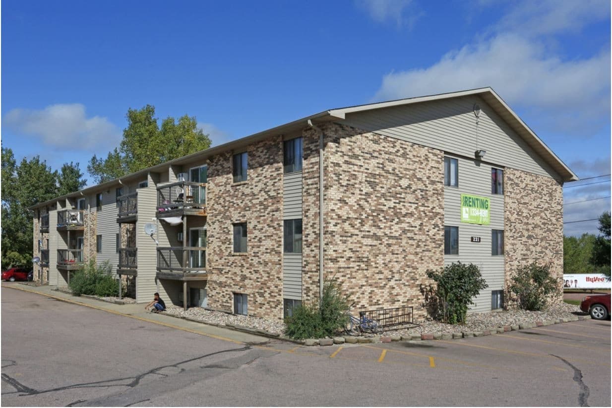 Sioux Falls Apartment: 221 N. Cleveland