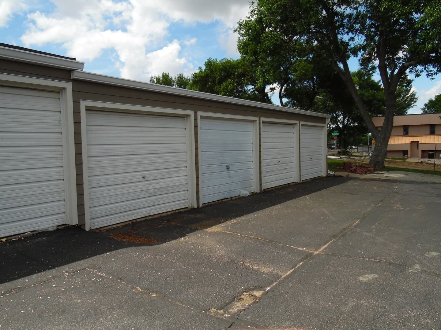 Sioux Falls Apartment: 4400 S Louise Avenue