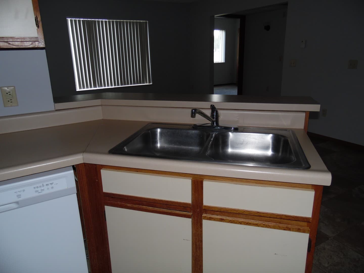 Sioux Falls Apartment: 701 S. Lyons Avenue