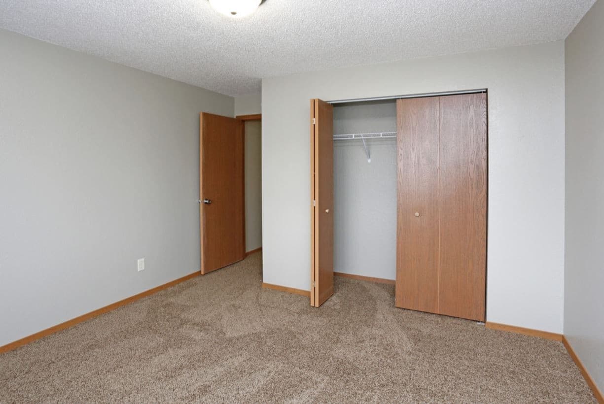 Sioux Falls Apartment: 221 N. Cleveland