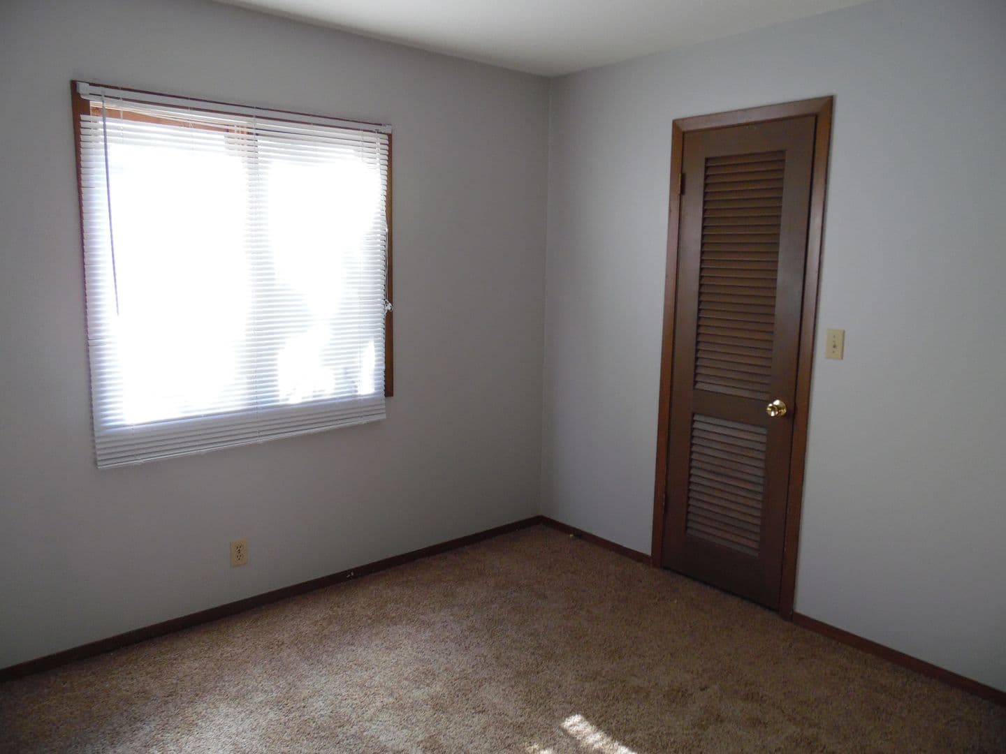 Sioux Falls Apartment: 400 N. Lake Avenue