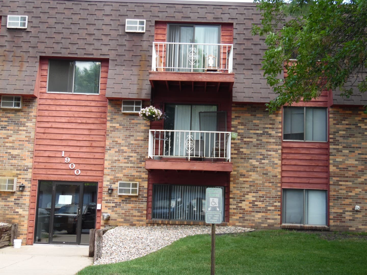 Sioux Falls Apartment: 1900 W 6th St.