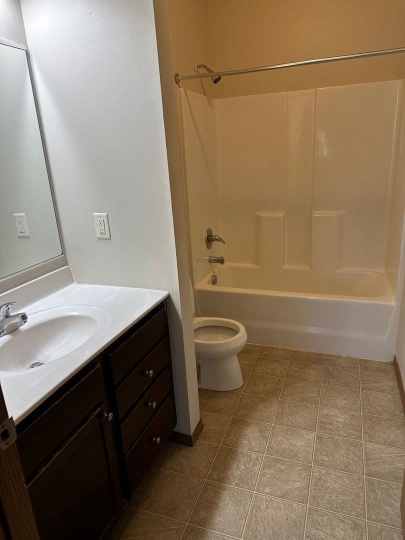 Sioux Falls Apartment: 950 N Cliff Ave