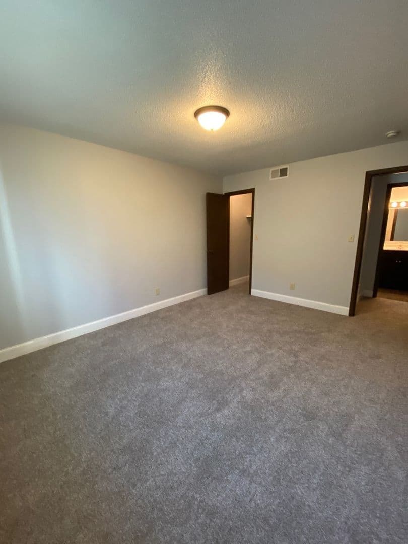 Sioux Falls Apartment: 4213 E 12th St