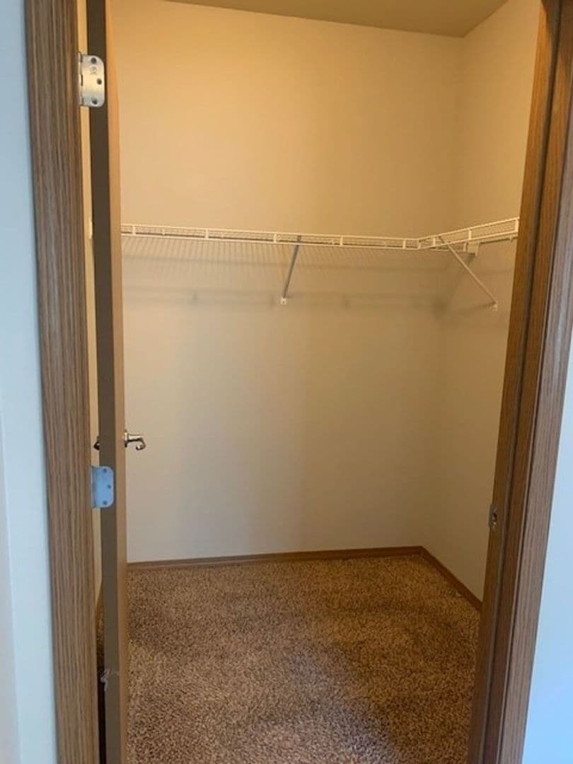 Sioux Falls Apartment: 950 N Cliff Ave