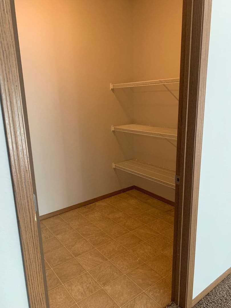 Sioux Falls Apartment: 950 N Cliff Ave