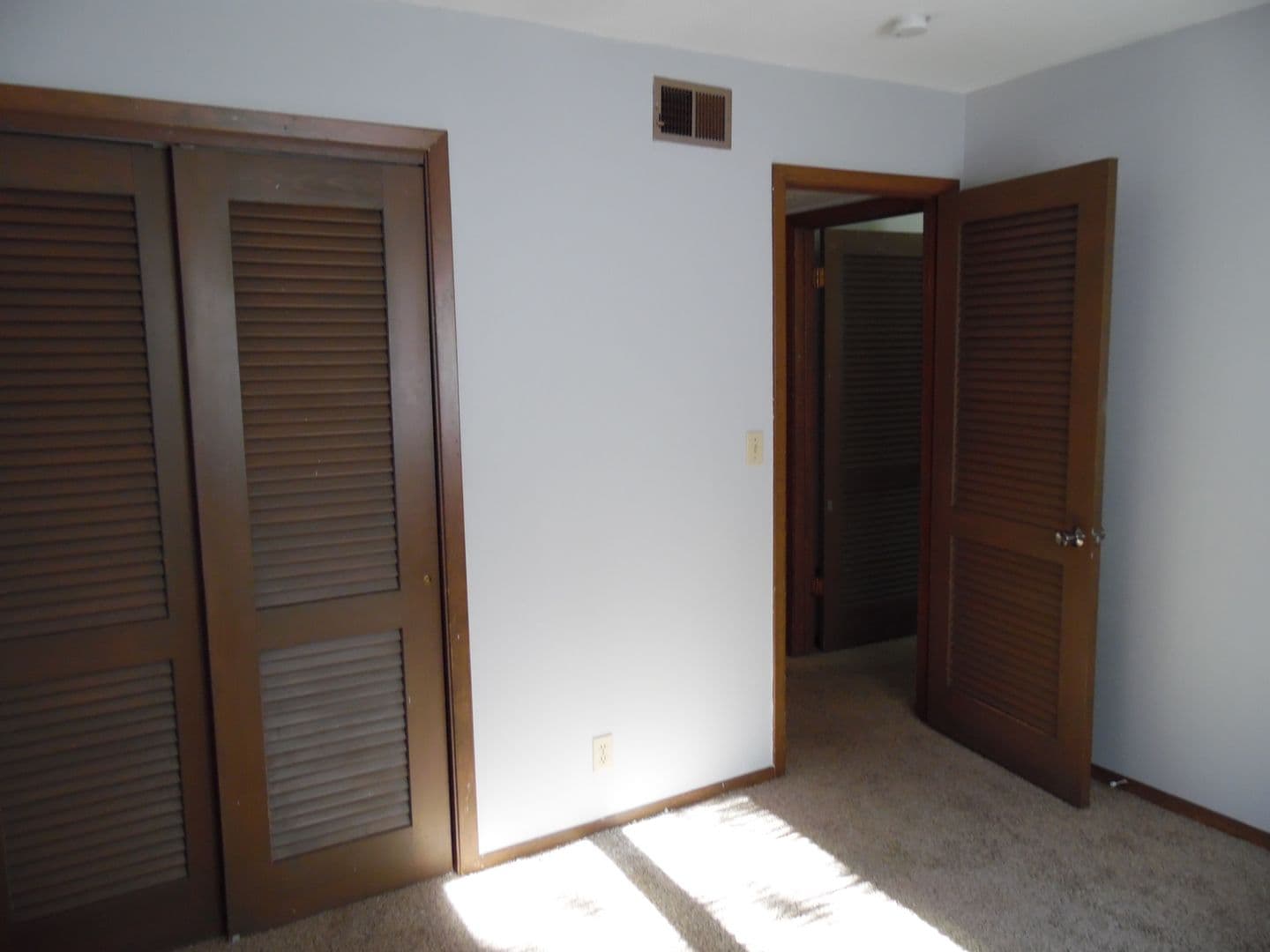 Sioux Falls Apartment: 400 N. Lake Avenue