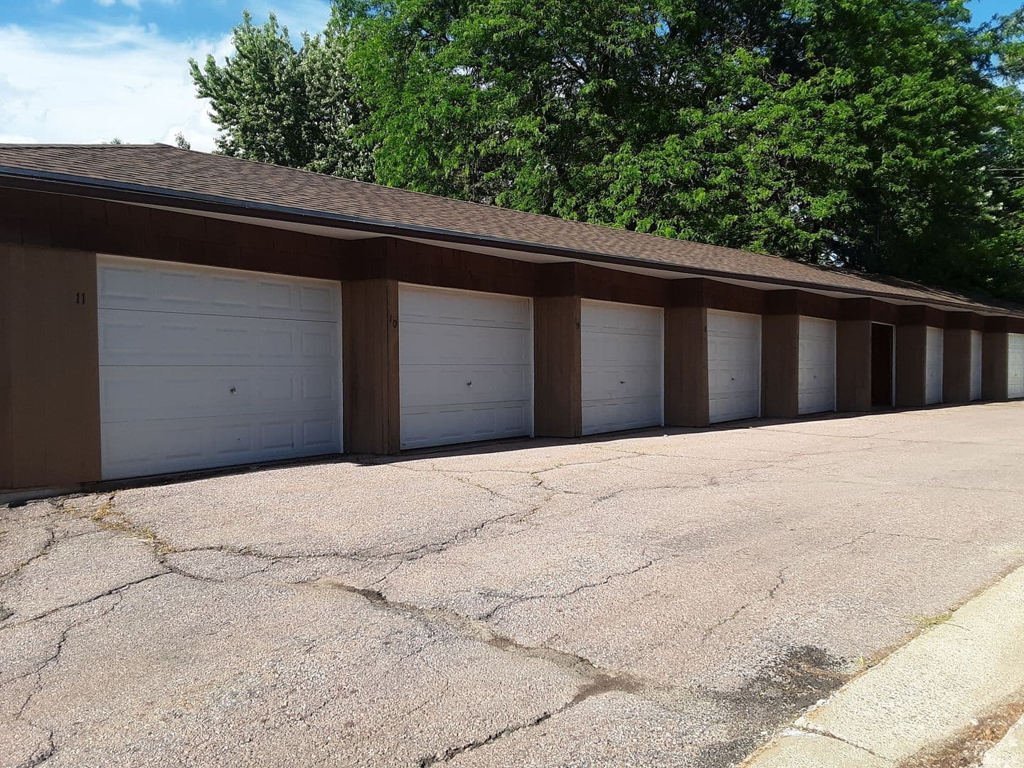 Sioux Falls Apartment: 400 N. Lake Avenue