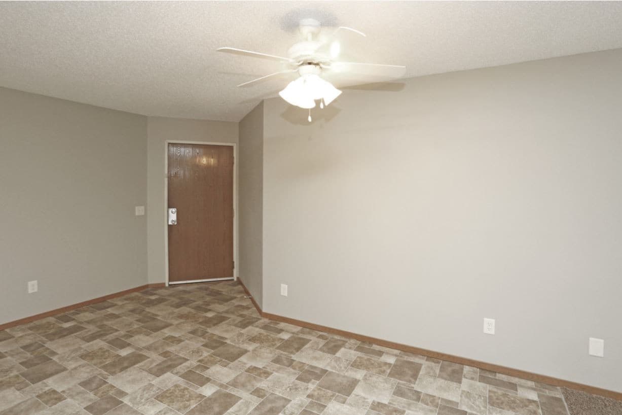 Sioux Falls Apartment: 221 N. Cleveland