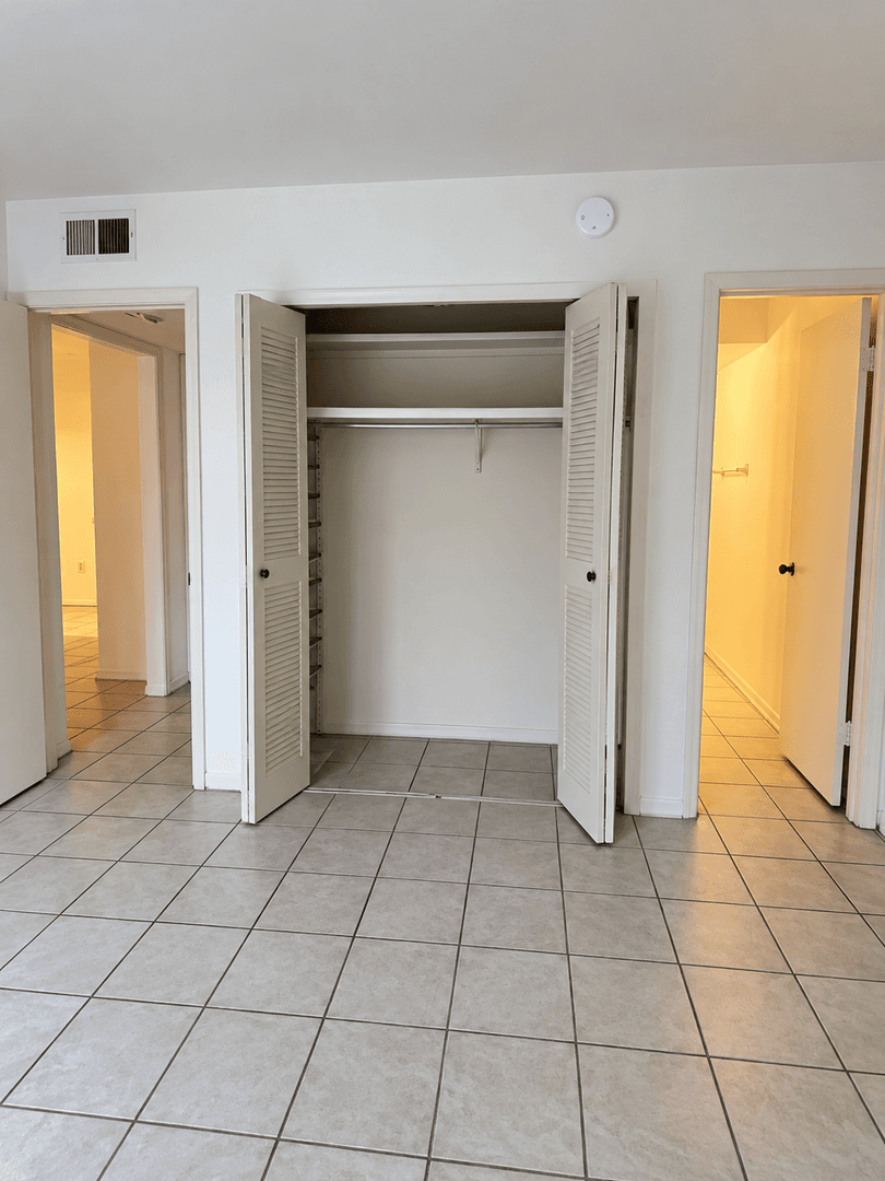 Gainesville House: 1700 SW 16th Court, Unit M04