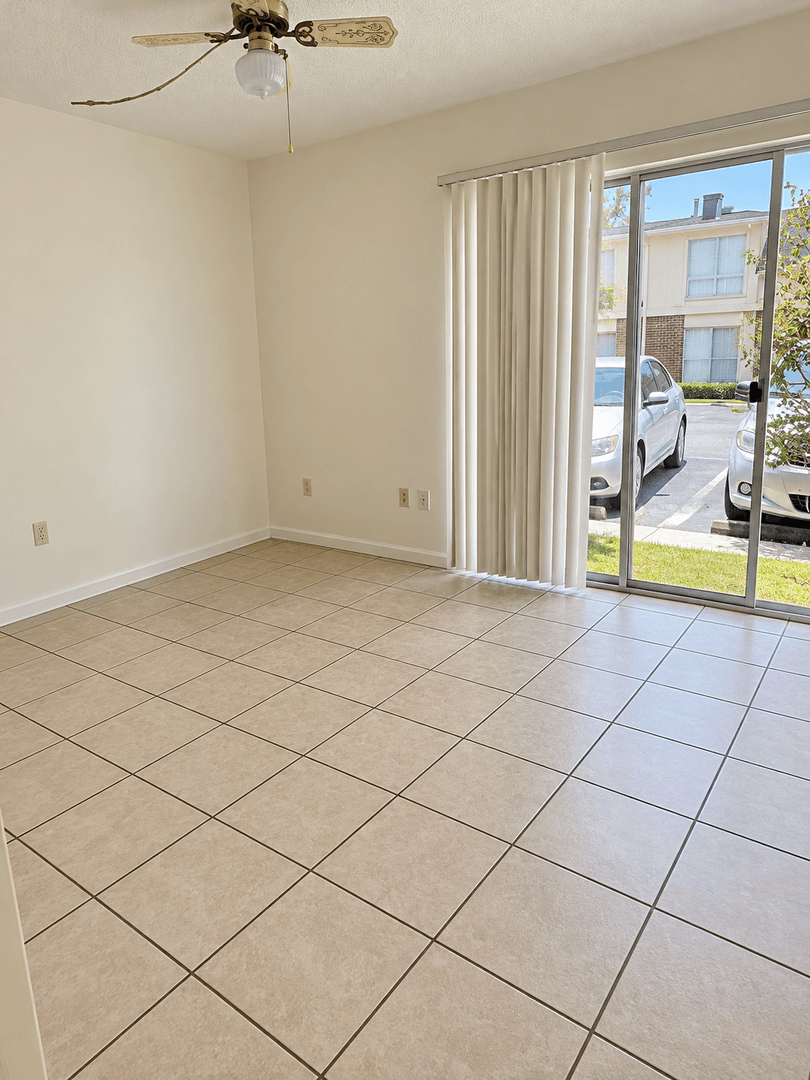 Gainesville House: 1700 SW 16th Court, Unit M04