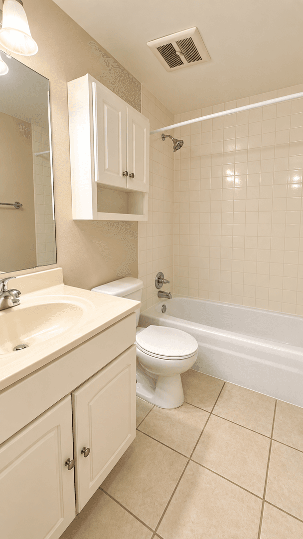 Gainesville House: 1700 SW 16th Court, Unit M04