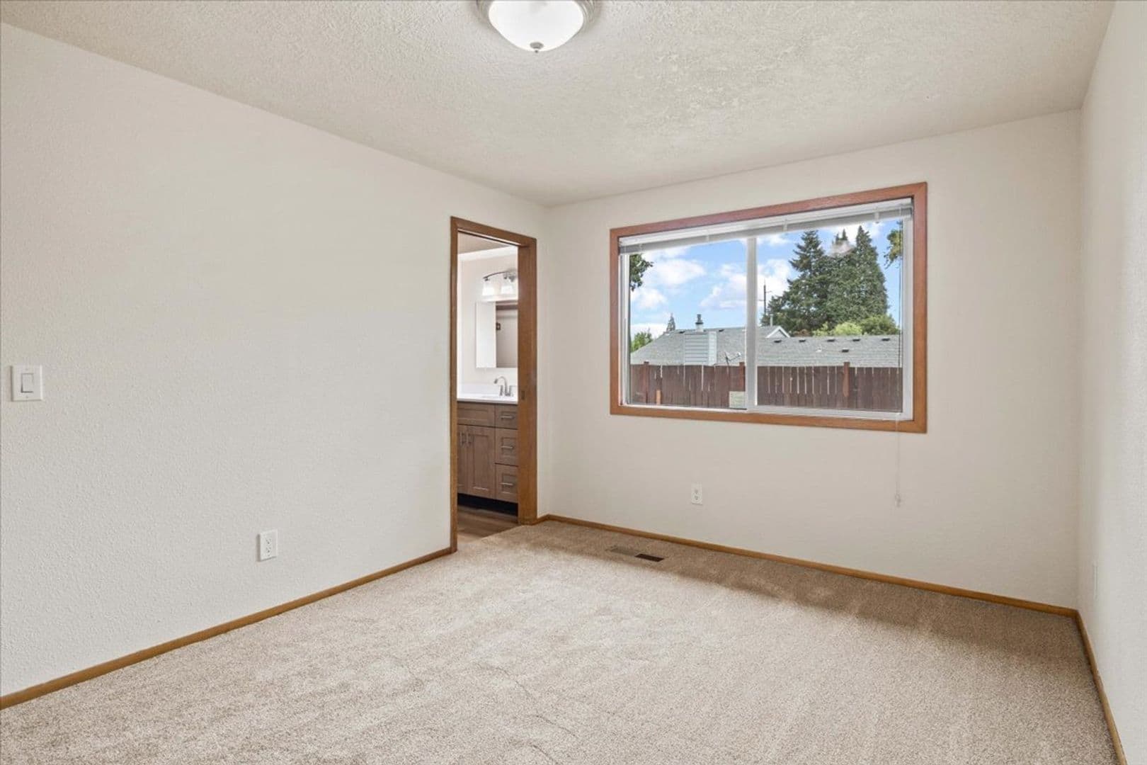 Salem House: 5122 Sunnyside Rd SE