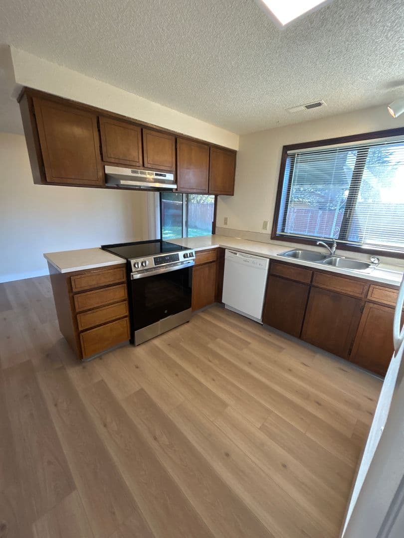 Corvallis House: 1012 SE Dorothy Ave