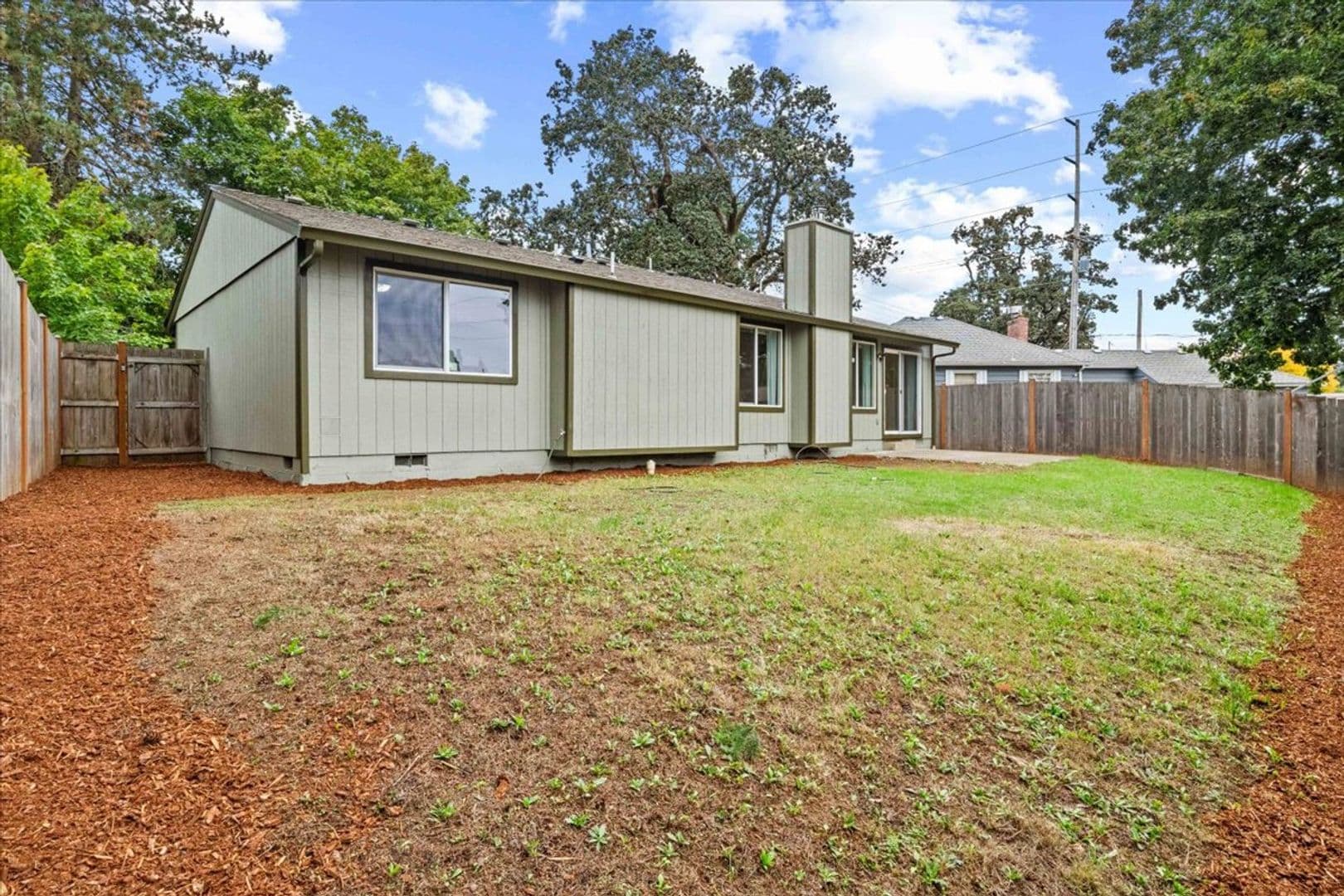 Salem House: 5122 Sunnyside Rd SE