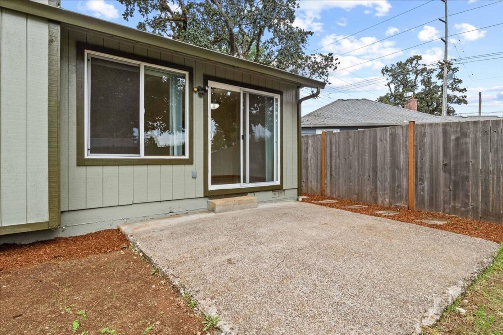 Salem House: 5122 Sunnyside Rd SE