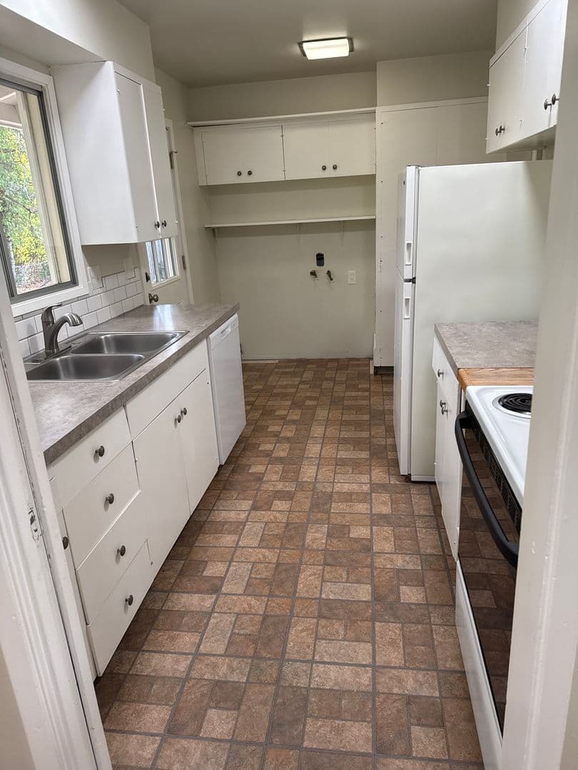 Adair Village Apartment: 230-232 NE Azalea Drive