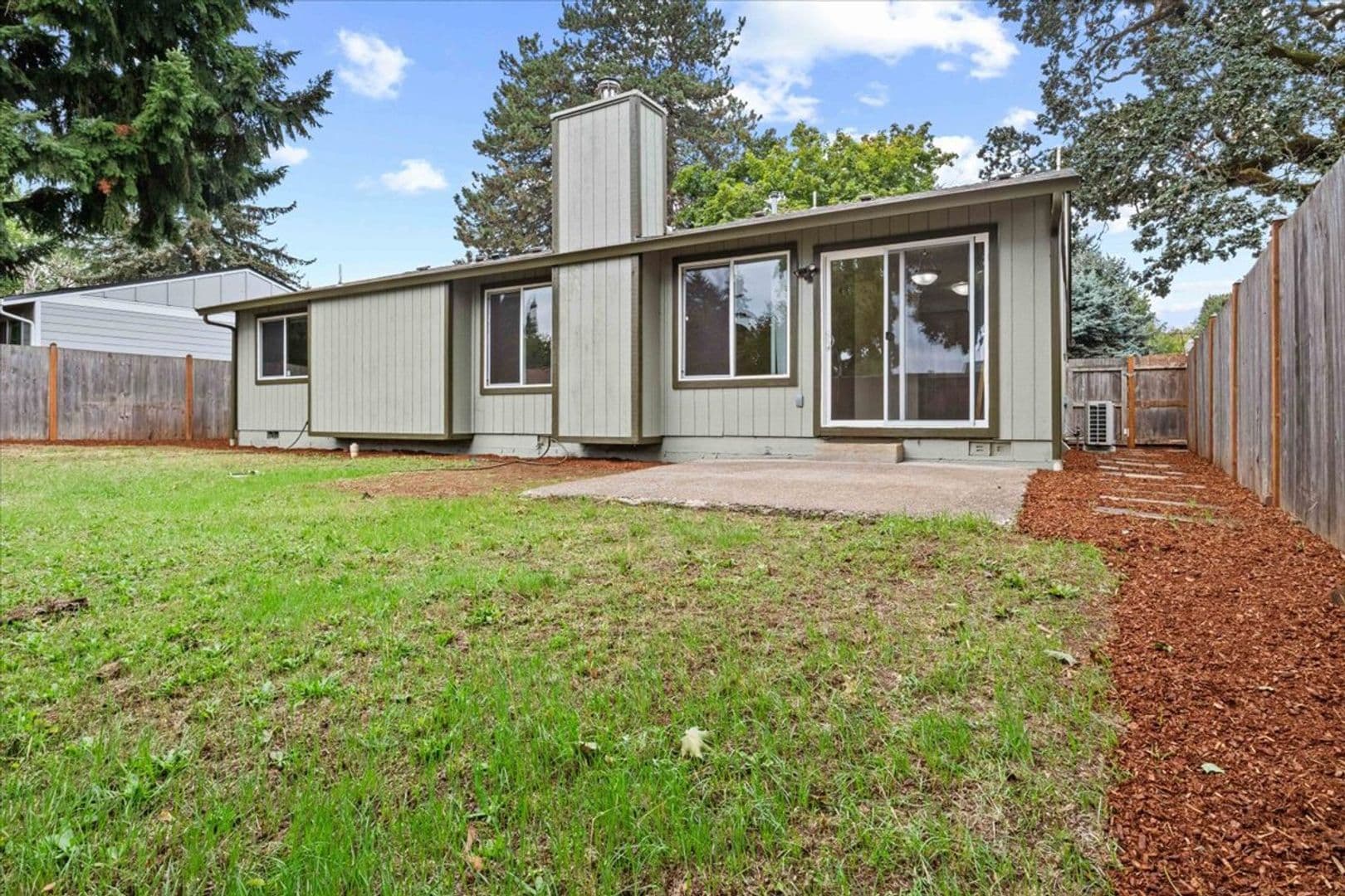 Salem House: 5122 Sunnyside Rd SE