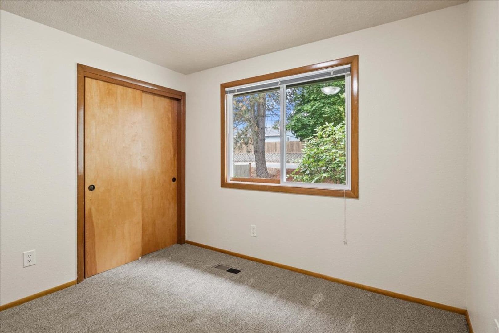 Salem House: 5122 Sunnyside Rd SE