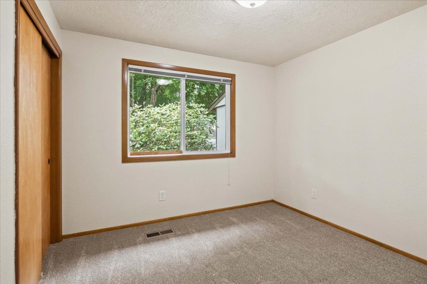 Salem House: 5122 Sunnyside Rd SE