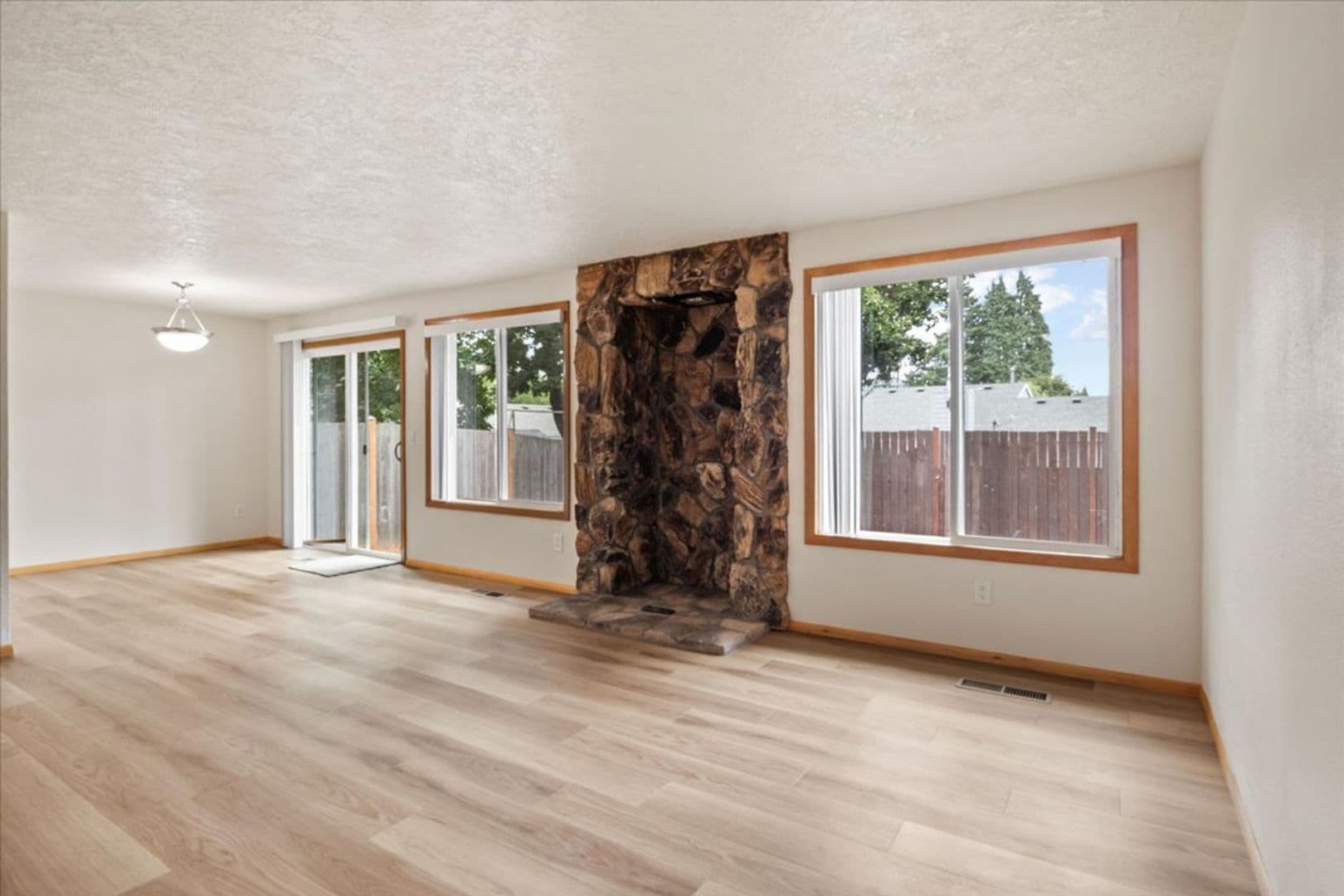 Salem House: 5122 Sunnyside Rd SE