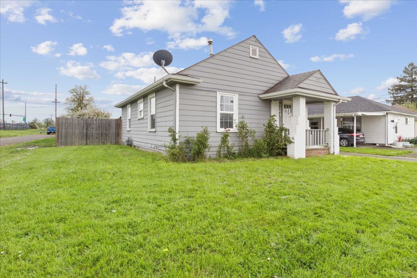 Albany House: 704 16th Ave SW