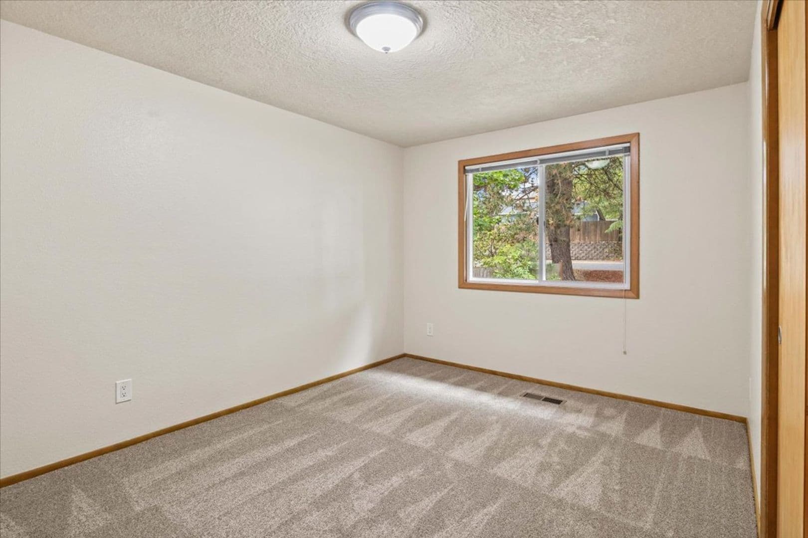 Salem House: 5122 Sunnyside Rd SE