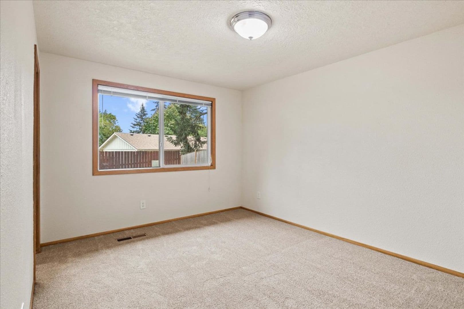 Salem House: 5122 Sunnyside Rd SE