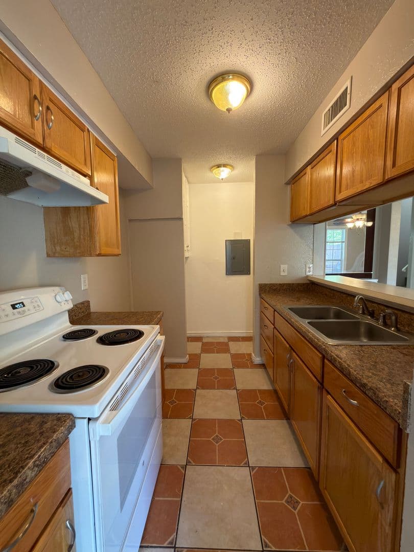 Garland House: 358 Valley Park Dr