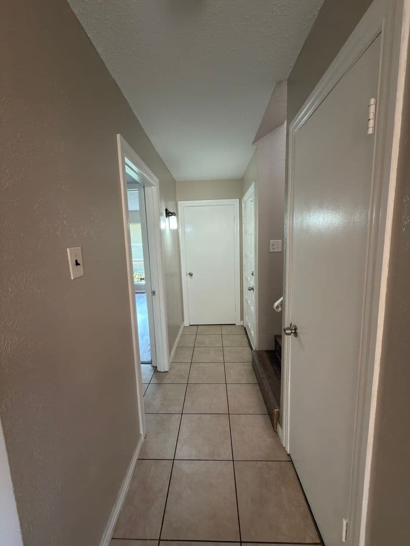 Garland House: 358 Valley Park Dr