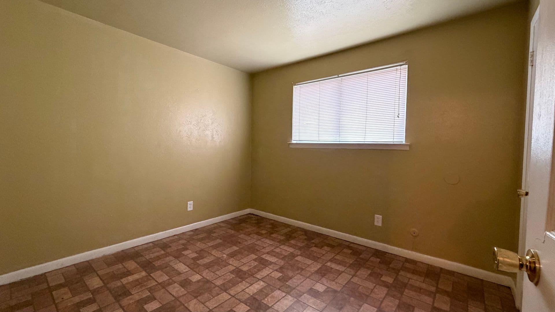 Desoto Apartment: 105 Woodhaven Dr