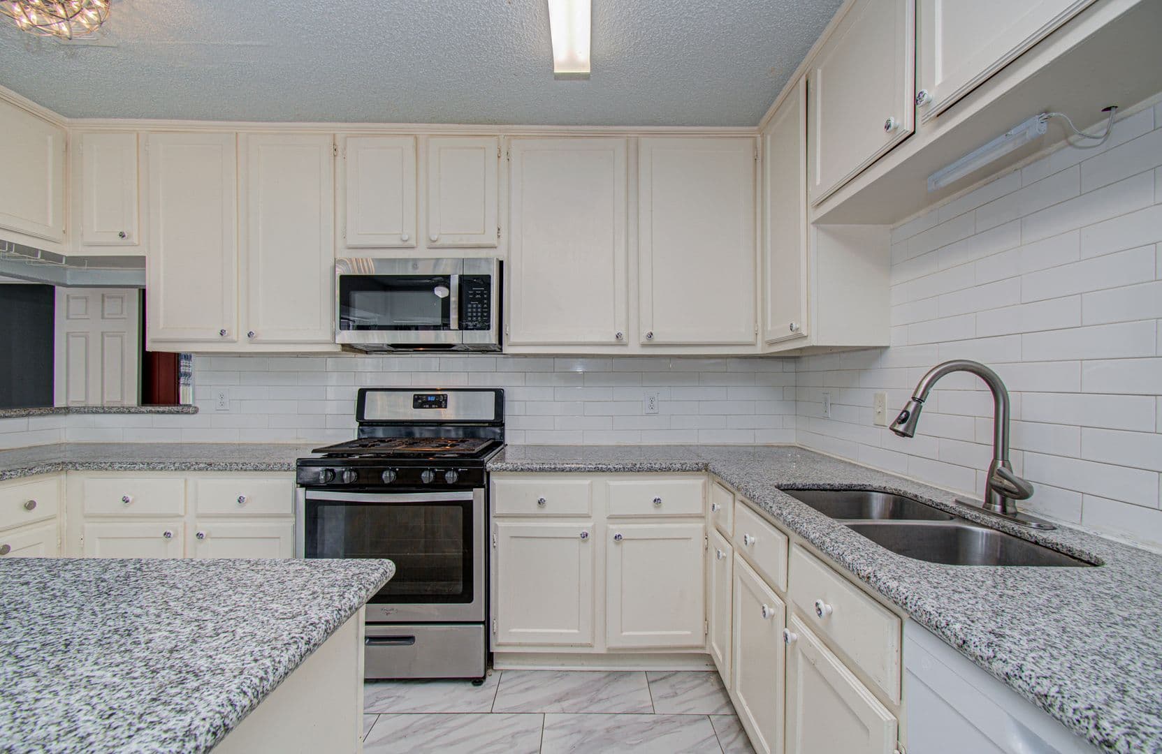 Houston House: 6823 Puerta Vista Ln