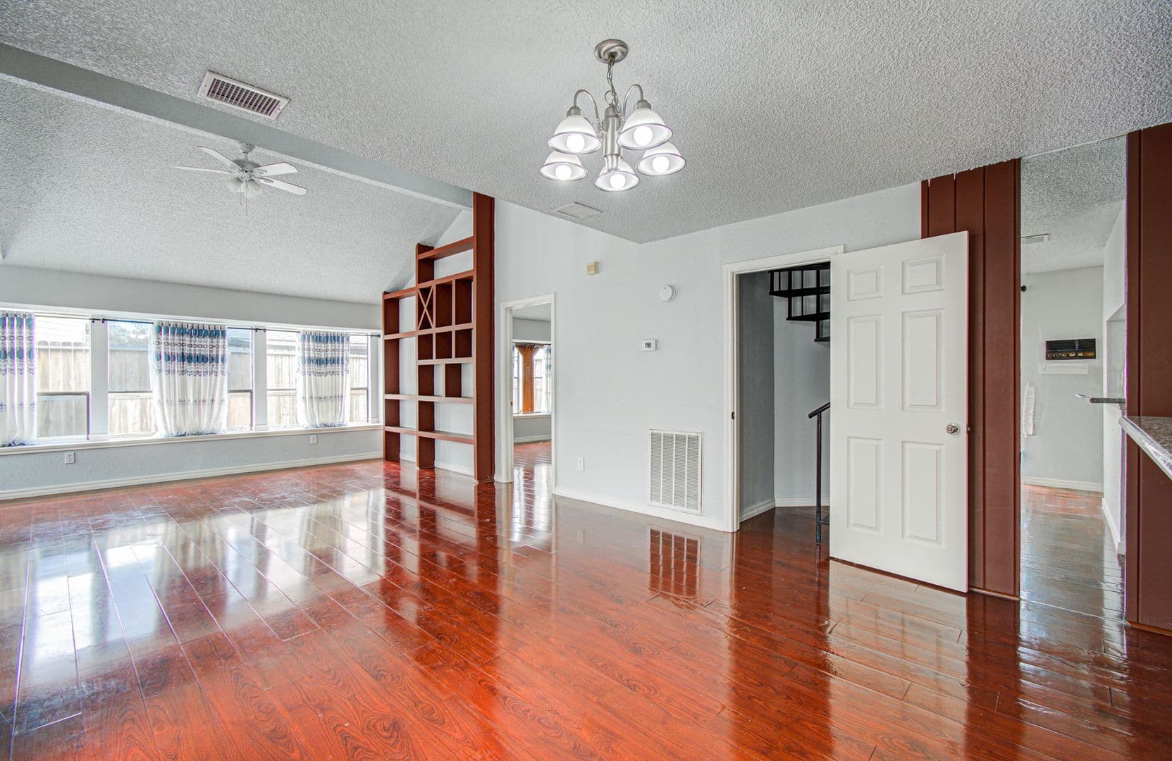 Houston House: 6823 Puerta Vista Ln