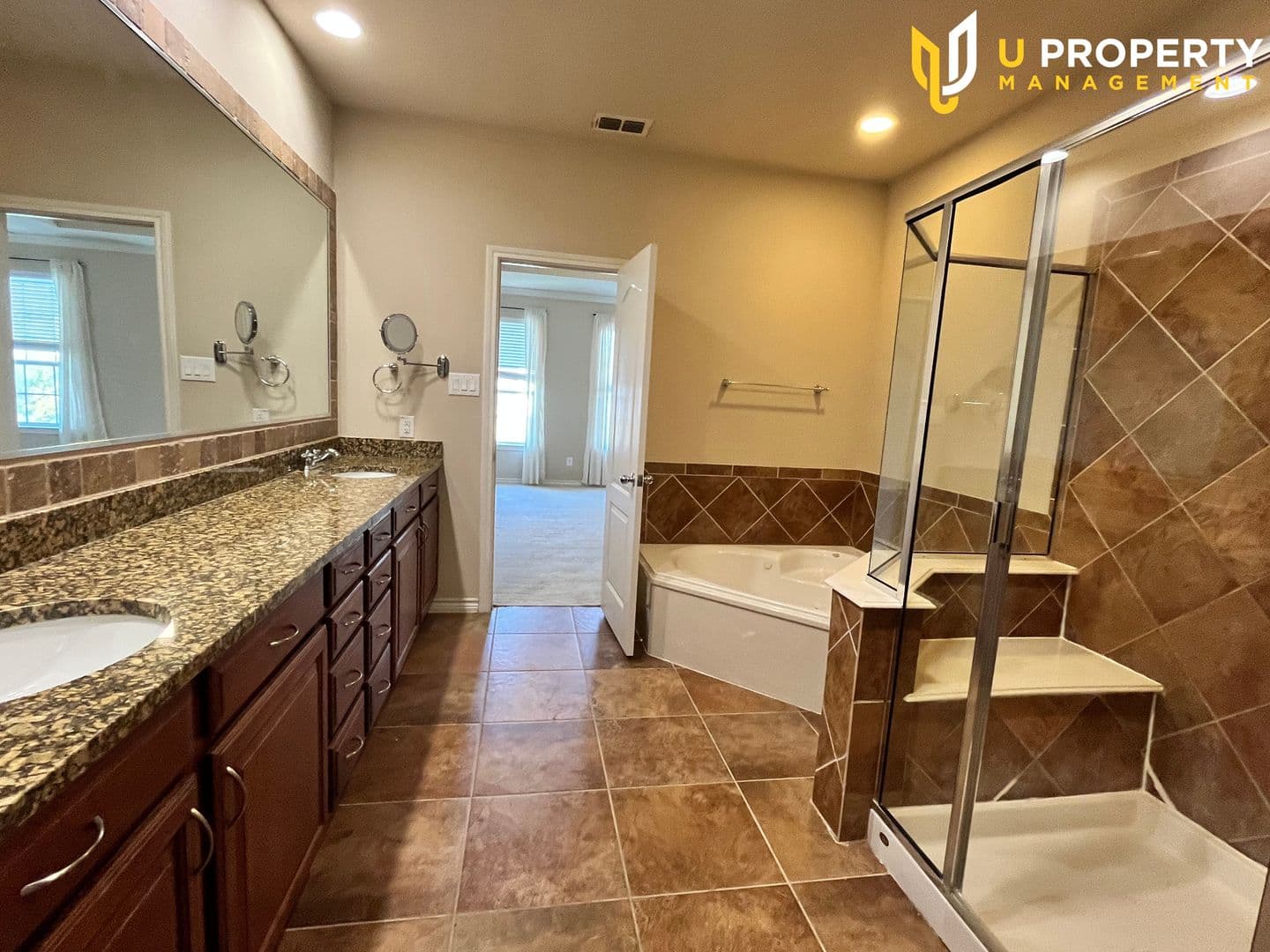 Addison House: 15831 Breedlove Pl