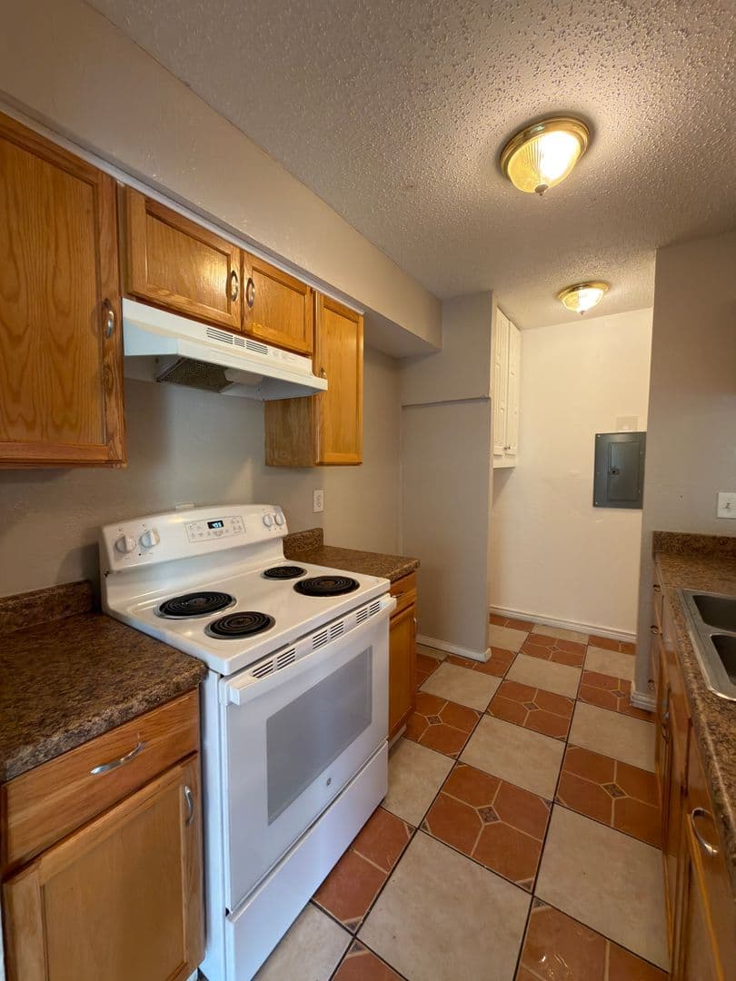 Garland House: 358 Valley Park Dr