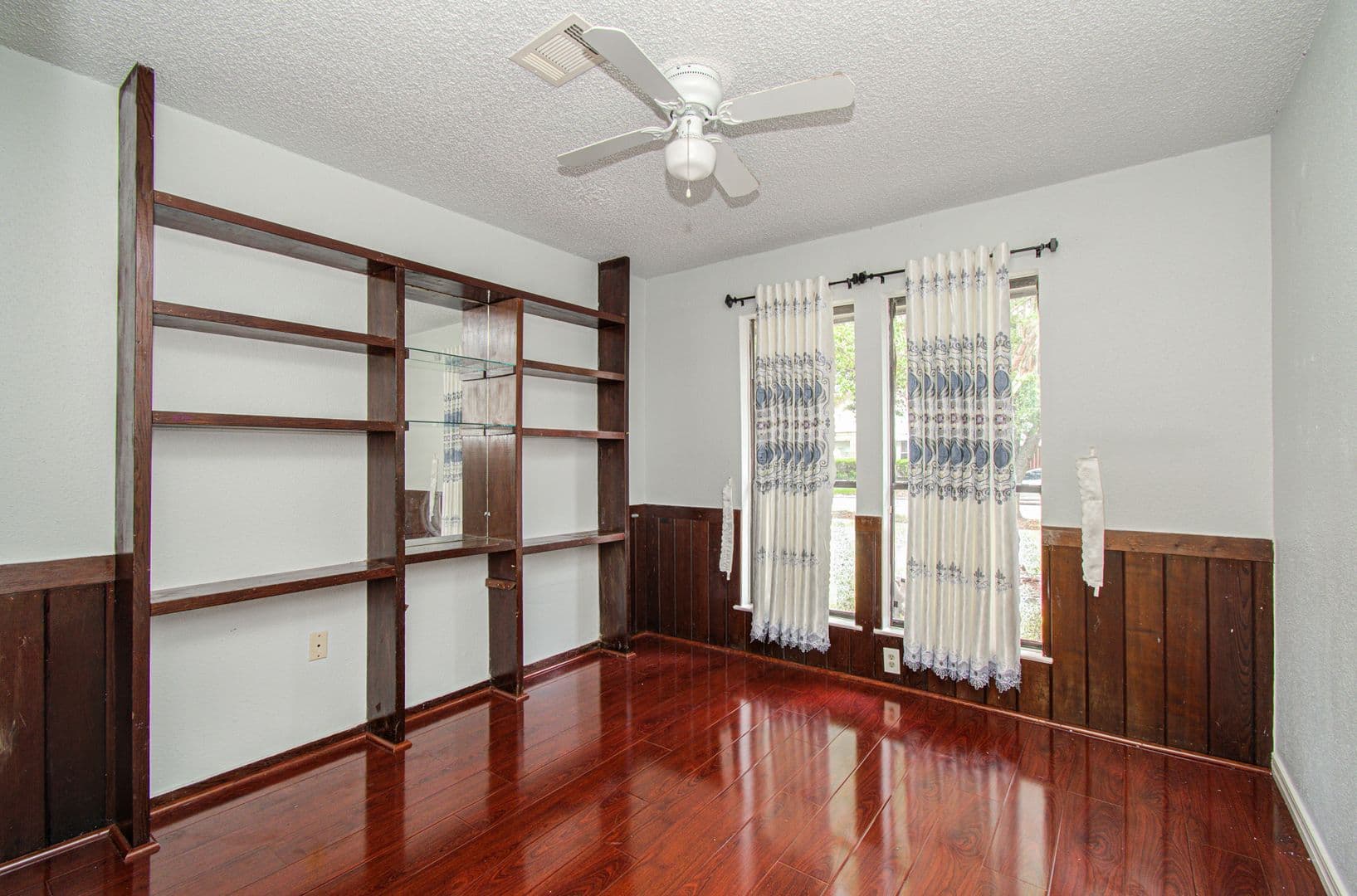 Houston House: 6823 Puerta Vista Ln