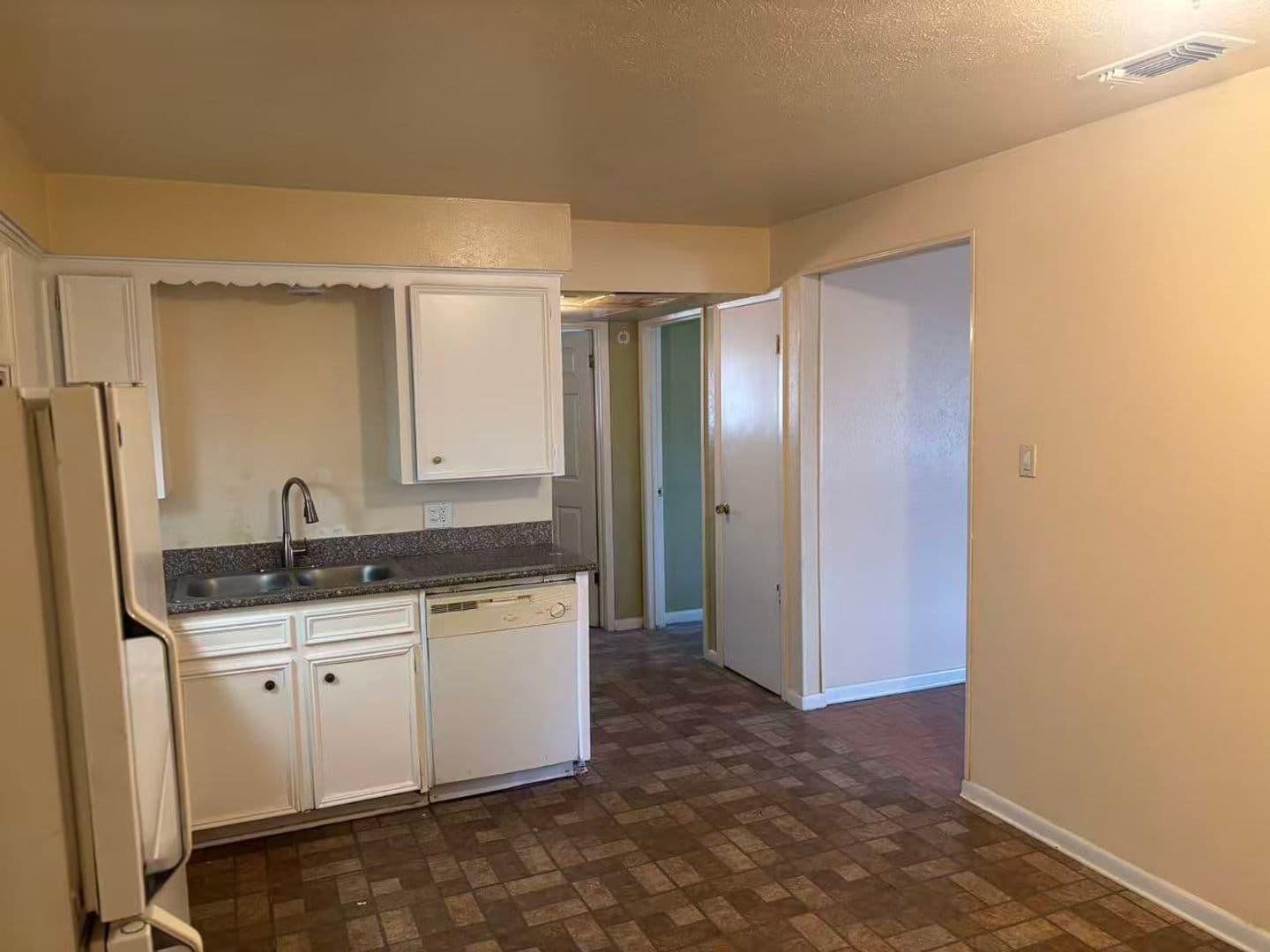 Desoto Apartment: 105 Woodhaven Dr