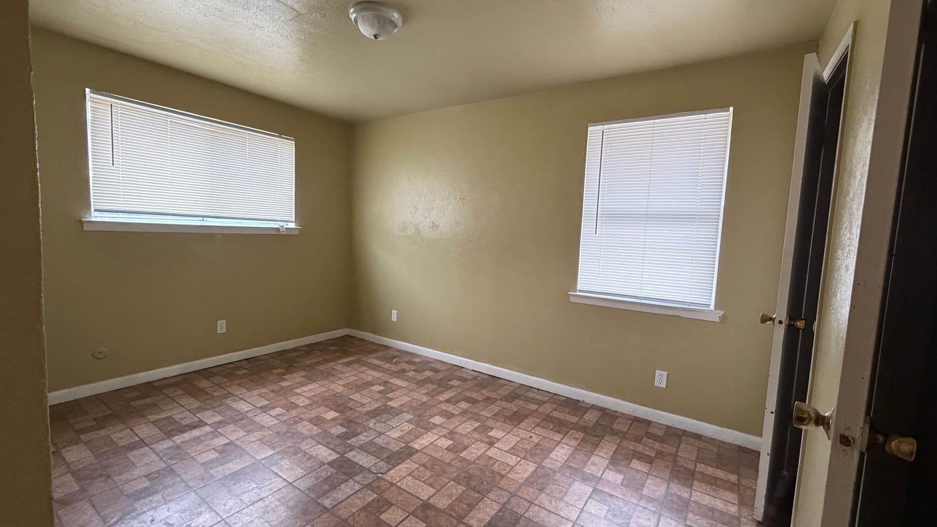 Desoto Apartment: 105 Woodhaven Dr