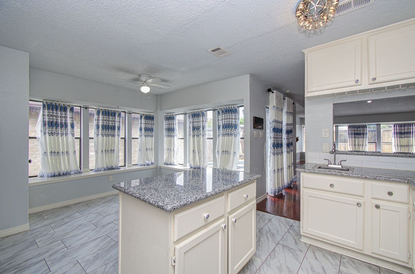 Houston House: 6823 Puerta Vista Ln