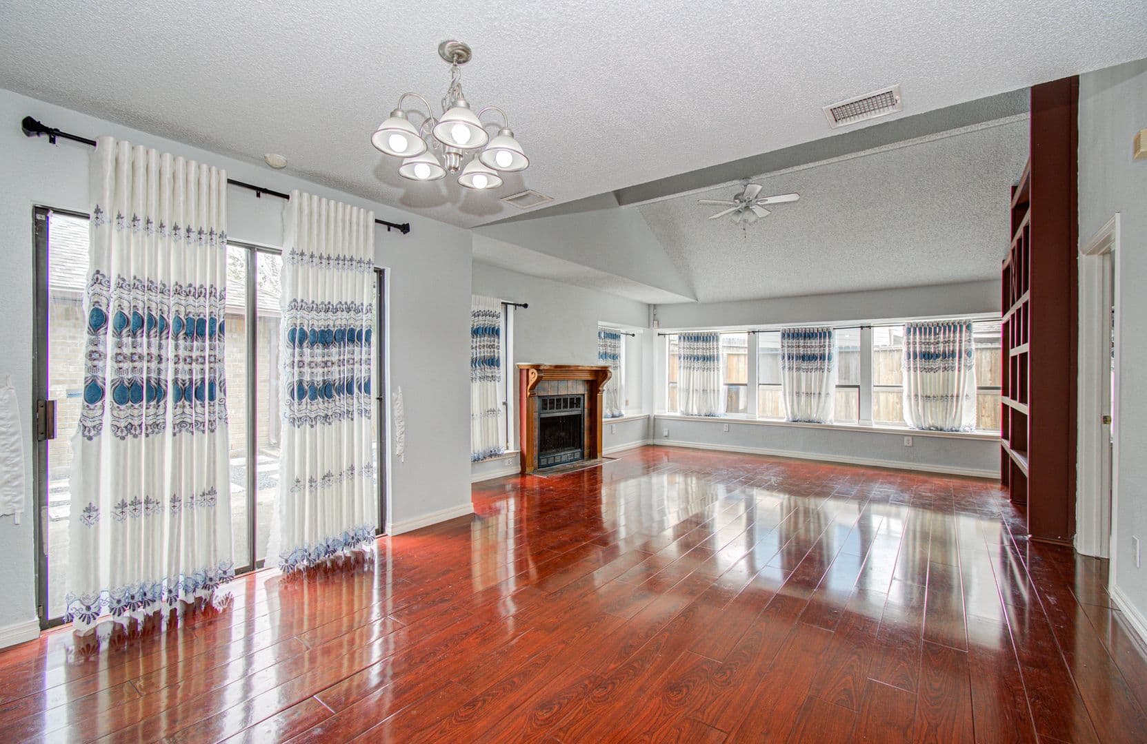 Houston House: 6823 Puerta Vista Ln