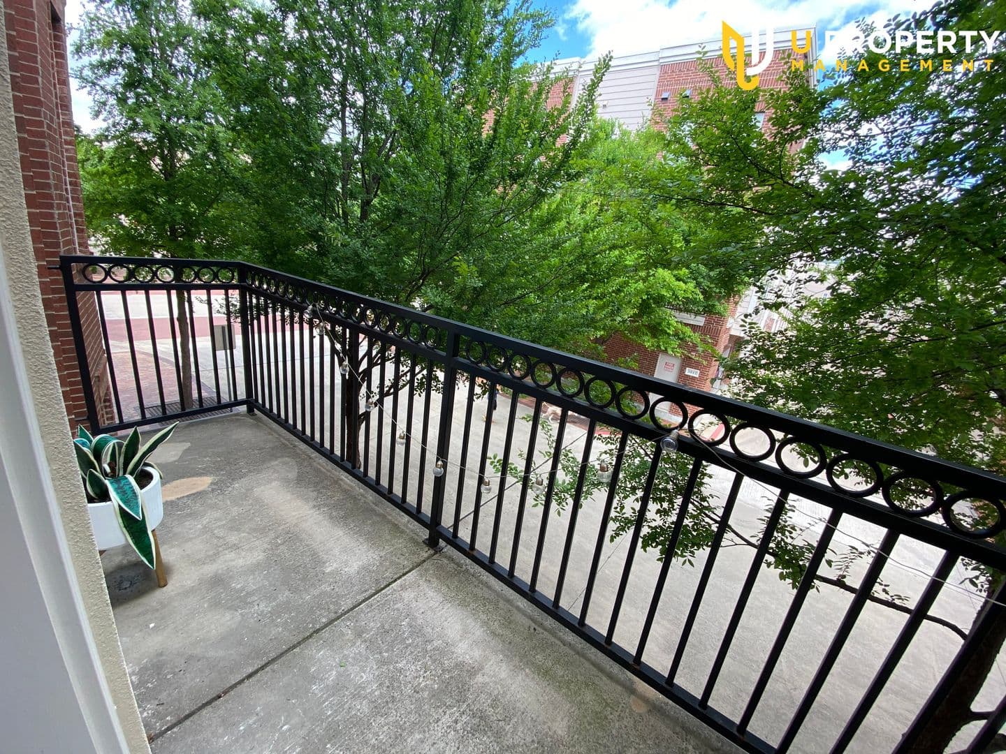 Addison House: 15831 Breedlove Pl