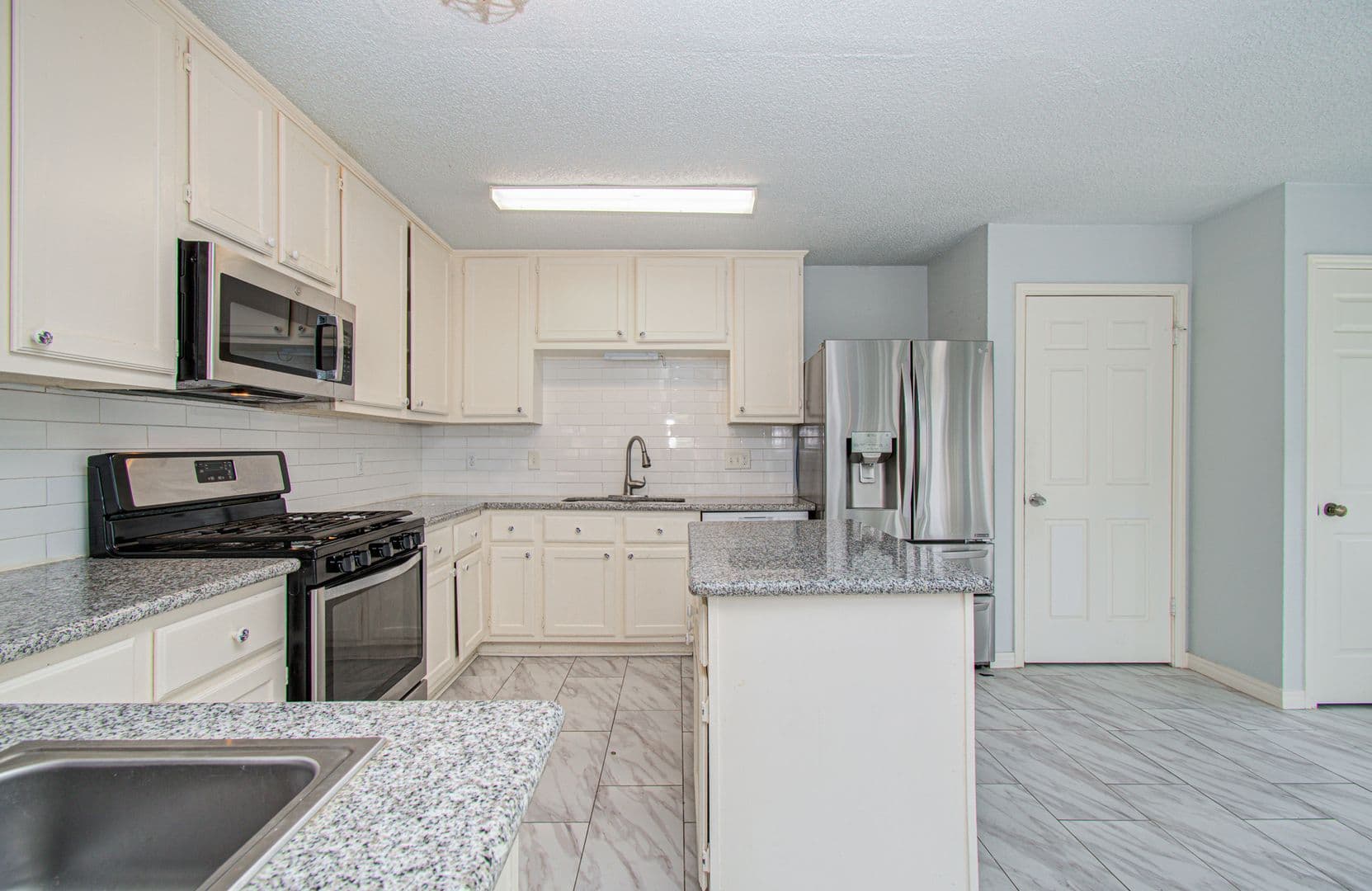 Houston House: 6823 Puerta Vista Ln
