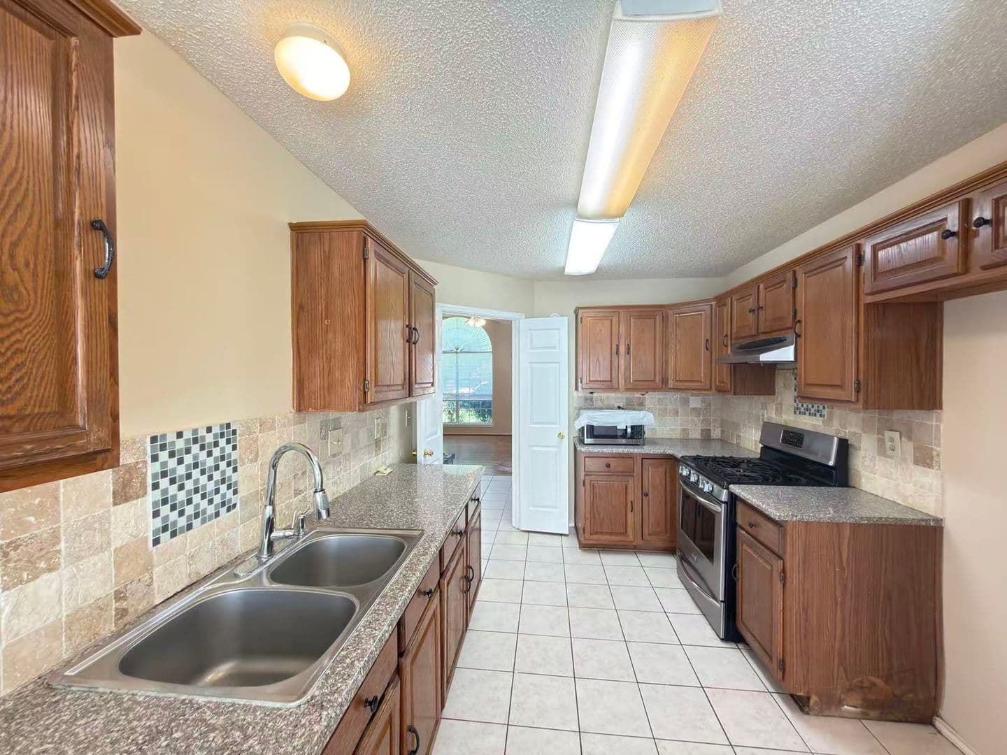 Garland House: 2918 Lake Valley Dr