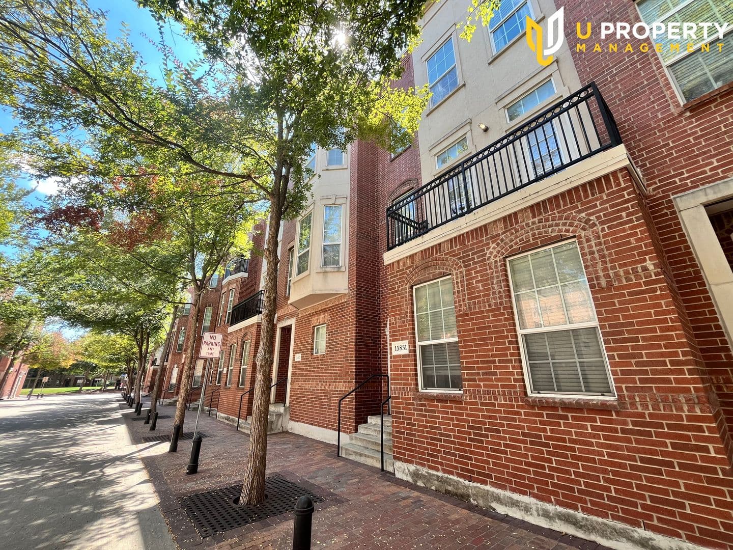 Addison House: 15831 Breedlove Pl
