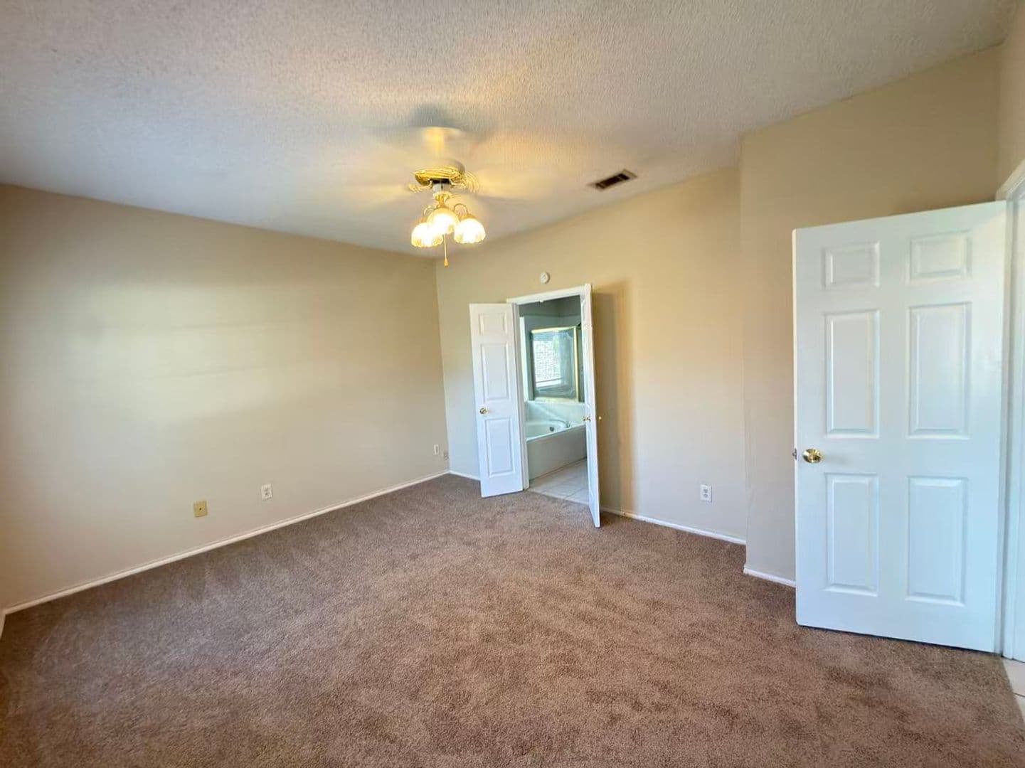 Garland House: 2918 Lake Valley Dr