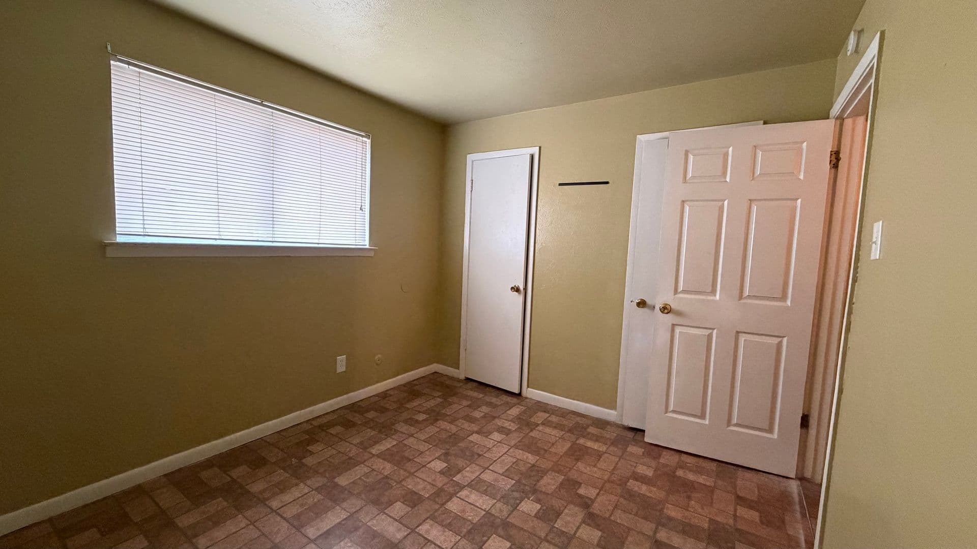 Desoto Apartment: 105 Woodhaven Dr