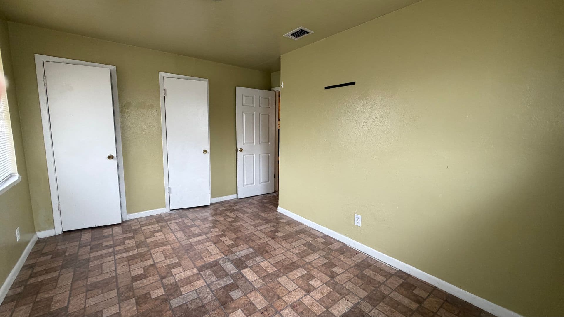 Desoto Apartment: 105 Woodhaven Dr