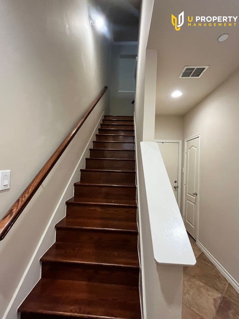 Addison House: 15831 Breedlove Pl