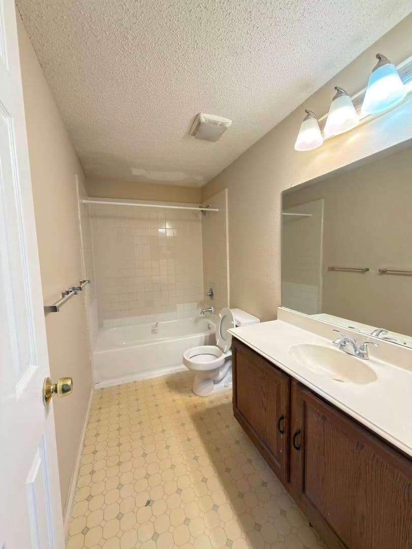Garland House: 2918 Lake Valley Dr