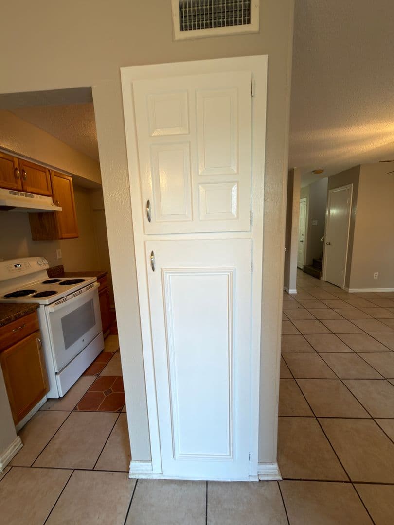 Garland House: 358 Valley Park Dr